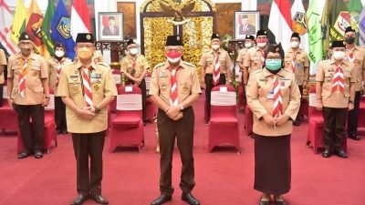 Wakil Gubernur Sumsel H. Mawardi Yahya saat menjadi Inspektur Upacara pada peringatan Hari Pramuka ke-60 Tahun 2021 Tingkat Daerah Sumsel yang dipusatkan di Lapangan Merdeka Alun-Alun Utara Kota Pagaralam, secara virtual, dari Griya Agung Kamis (19/8/2021) pagi. 