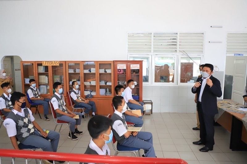 Gubernur Sumatera Selatan (Sumsel) H Herman Deru meninjau pelaksanaan Pembelajaran Tatap Muka (PTM) di beberapa sekolah yang ada di Kota Palembang, Senin (30/8/2021). 