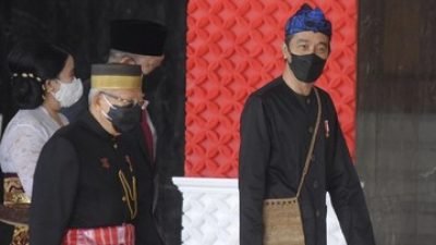 Warga Baduy Bangga Pakaian Adatnya Dikenakan Presiden Jokowi