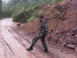 Tikungan Aggilan Longsor, Separuh Badan Jalan Tertutup