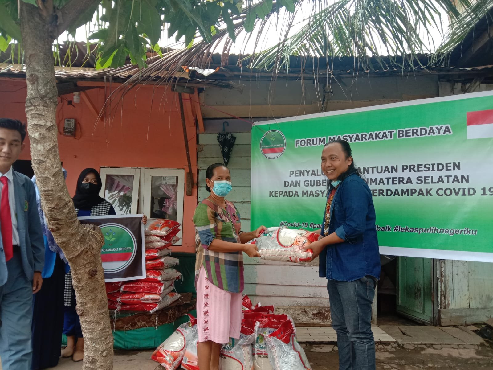 Ketua FMB Sumsel, Ki Edi Susilo saat membagikan beras dari Presiden Joko Widodo kepada masyarakat Palembang, Jumat (17/9/2021).