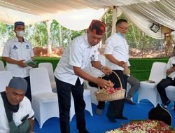 Keluarga Besar SMKN 5 Palembang Ziarah ke Makam Percha