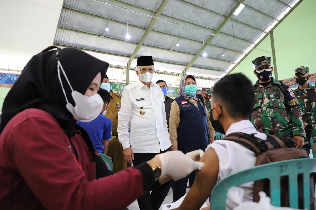 Wakil Gubernur Sumsel, Mawardi Yahya saat memantau vaksinasi santri di Pondok Pesantren Aulia Cendikia Palembang, Selasa (7/9/2021).