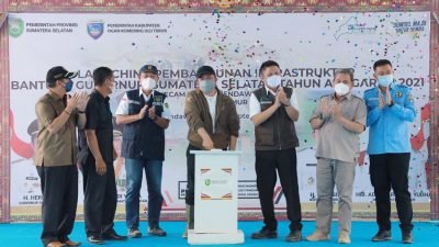 Herman Deru saat melaunching Pembangunan/Rehab/ Pemel jalan Bumai Mulya- Mulya Jaya- Nirwana Kecamatan Semendawai Timur, Kabupaten OKU Timur, Selasa (7/9/2021). 