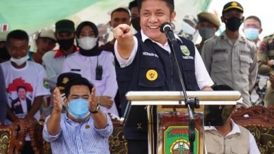 Gubernur Sumsel H. Herman Deru disela-sela panen raya padi IP 100 di desa Rantau Bayur Banyuasin, Rabu (8/9/2021)