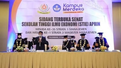 Gubernur Herman Deru saat menghadiri wisuda ke-1 Magister Manajemen Pasca Sarjana dan Wisuda ke-35 Strata 1 (S1) STIE APRIN Tahun Akademik 2020/2021 di Ballroom Hotel Aryaduta Palembang, Kamis (23/9/2021)