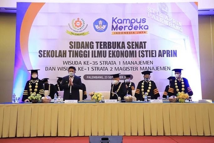 Gubernur Herman Deru saat menghadiri wisuda ke-1 Magister Manajemen Pasca Sarjana dan Wisuda ke-35 Strata 1 (S1) STIE APRIN Tahun Akademik 2020/2021 di Ballroom Hotel Aryaduta Palembang, Kamis (23/9/2021)