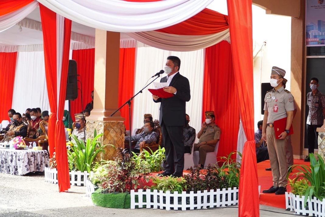 Gubernur Sumatera Selatan (Sumsel) H. Herman Deru bertindak sebagai  inspektur upacara (Irup) pada peringatan Hari Ulang Tahun (HUT) Undang Undang Pokok Agraria (UUPA) ke-61 yang dipusatkan di halaman Kantor Wilayah Badan Pertanahan Nasional (BPN)  Provinsi Sumsel Jalan Pom IX Palembang, Jum’at (24/9/2021). 