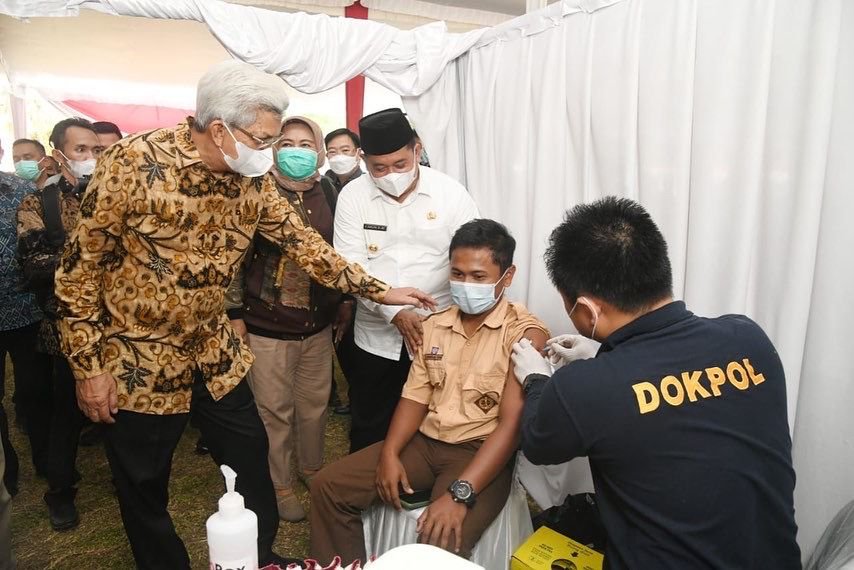 Wakil Gubernur Sumatera Selatan (Sumsel) H Mawardi Yahya meninjau pelaksanaan vaksinasi covid-19 untuk para petani kelapa sawit, masyarakat kawasan perkebunan dan para pelajar di areal PT Sawit Mas Sejahtera Desa Pangkalan Panji Kecamatan Banyuasin III Kabupaten Banyuasin, Jum'at (25/9/2021). 