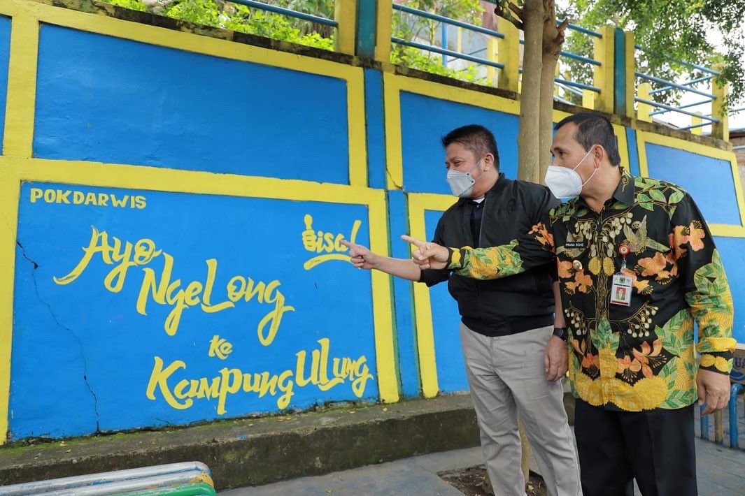Gubernur Sumsel, Herman Deru saat meninjau Kampung Ulung didampingi Walikota Lubuklinggau Prana Putra Sohe, Sabtu (25/9/2021). 