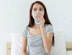 4 Manfaat Minum Air Putih Sebelum Tidur