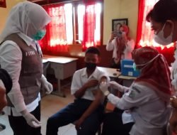 Finda Pantau Pelaksanaan Vaksinasi di SMPN 13 Palembang