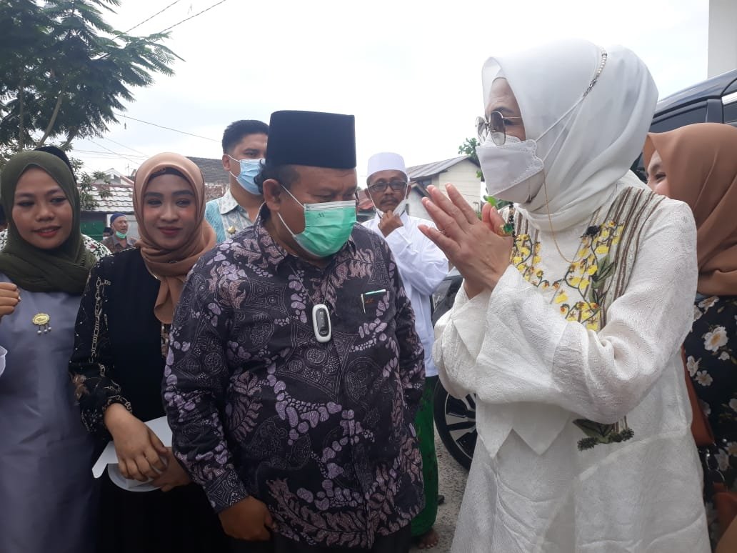 Ketua Ikama Sumsel, Amiruddin Nahrawi dan Ketua DPRD Sumsel, Anita Noeringhati saat usai peringatan Maulid Nabi Muhammad SAW di Gedung PWNU Sumsel, Minggu (31/10/2021).