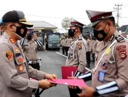 Kapolres Lahat Beri Reward 32 Personel Polres