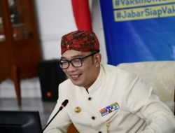 Hadiahi Lansia Ayam Usai Divaksin, Ridwan Kamil Apresiasi Aparat Kreatif