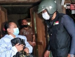 Ridwan Kamil Salurkan Bantuan kepada Warga Kabupaten Bekasi Terdampak PPKM