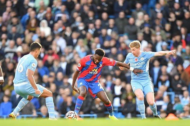 Pemain Manchester City Kevin De Bruyne (kanan) mencoba menghadang laju pemain Crystal Palace Odsonne Edouard.(Twitter/@CPFC)