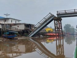 Jembatan Penghubung di Makarti Jaya Ambruk