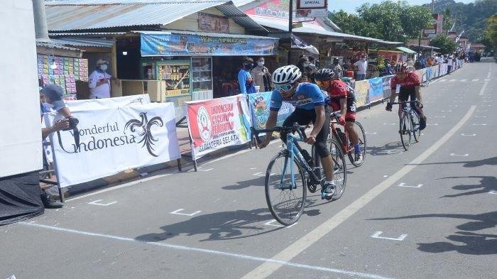 Peserta Gowes SRGF ke- II, mencapai garis finish, Rabu (3/11/2021).