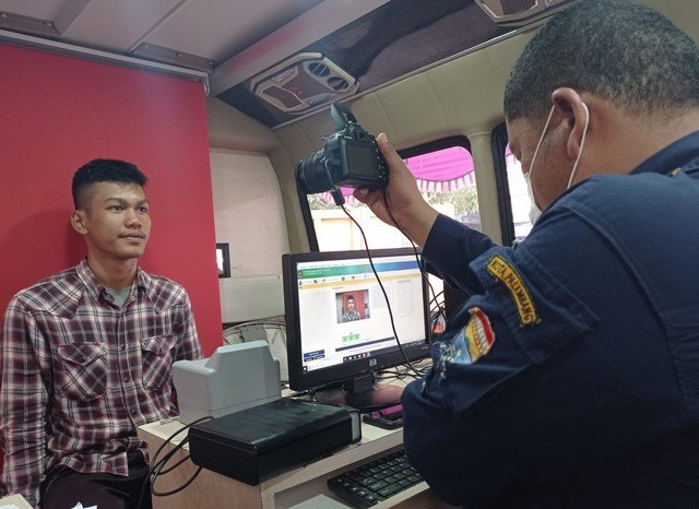 Warga saat merekam e KTP