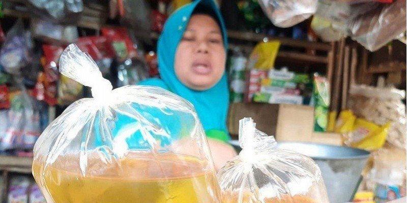 Pedagang Sembako tengah berjualan di pasar tradisional. (Foto : istimewa)