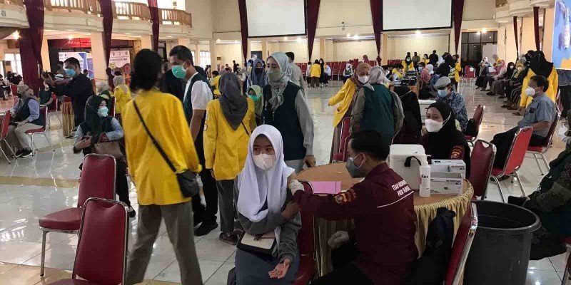 Kegiatan vaksinasi yang dilakukan di Universitas Sriwijaya Palembang