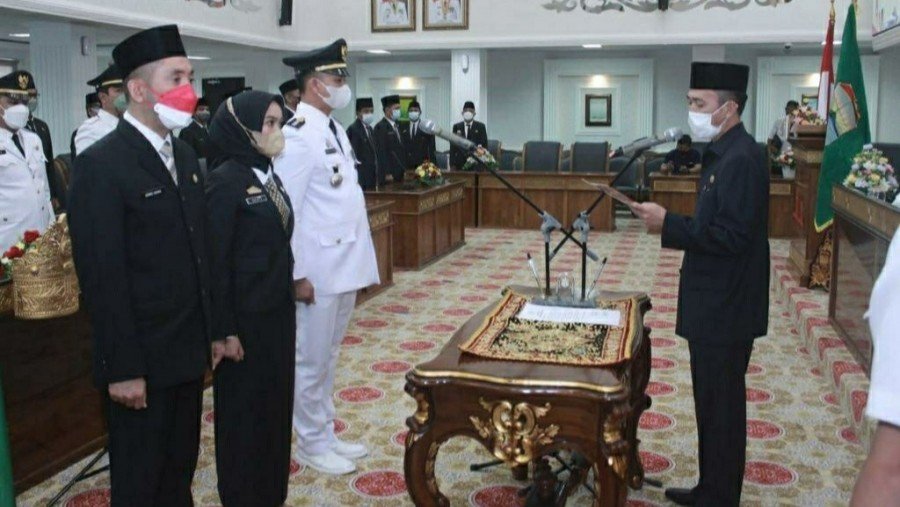 Sekretaris Daerah (Sekda) Kota Palembang, Ratu Dewa saat melantik para penjabat di lingkungan Pemkot Palembang. (foto : Humas)
