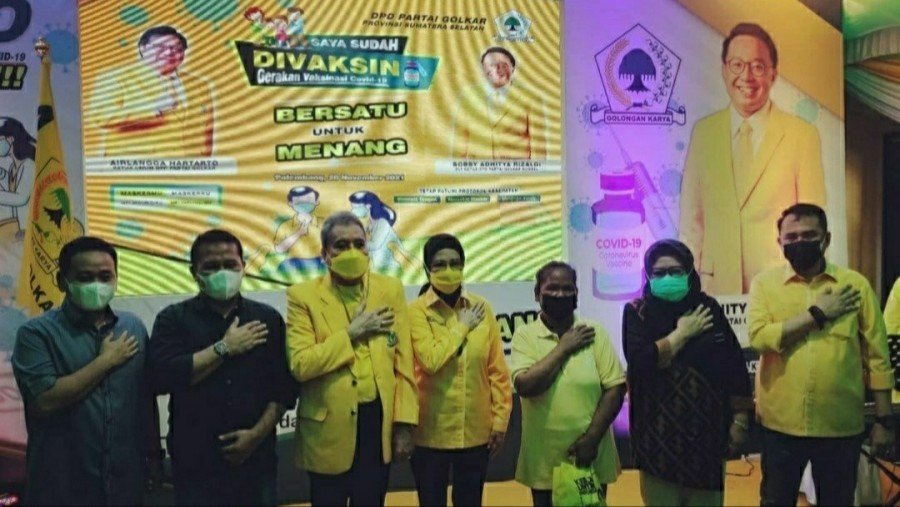 Ketua DPRD Sumsell R.A. Anita Noeringhati bersama Wakil Ketua DPD Partai Golkar Sumsel, M Yansuri berfoto bersama disela-sela kegiatan vaksinasi oleh Partai Golkar.