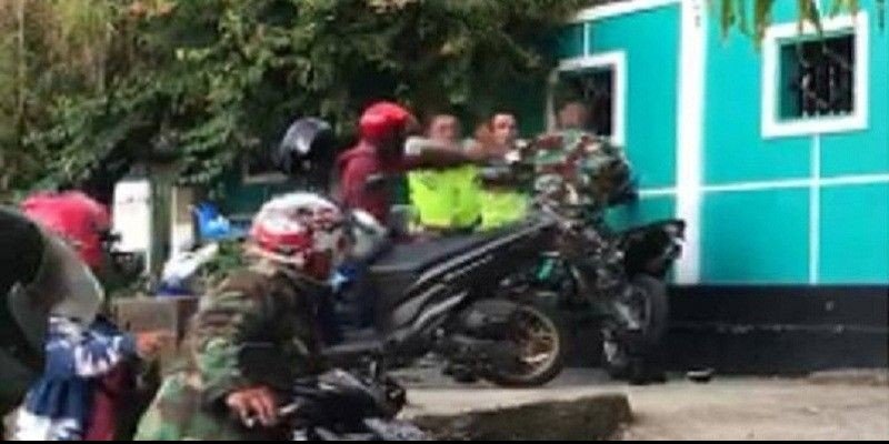 Seorang anggota TNI AD terlibat adu jotos dengan dua orang Polisi Lalu Lintas (Polantas) di Kota Ambon, Maluku. (Foto Tangkapan layar WhatsApp)