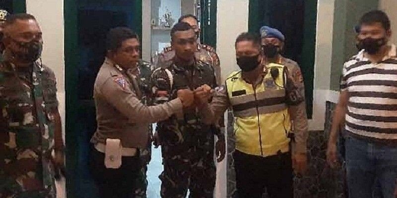 Dua orang oknum anggota Polri dengan seorang oknum anggota TNI di Maluku saat berdamai. (foto : istimewa)