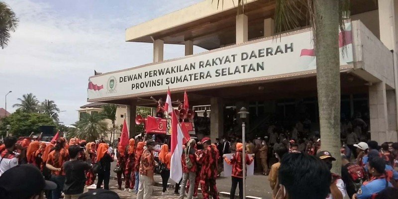 Aksi Damai Pemuda Pancasila Sumsel di halaman DPRD Sumsel