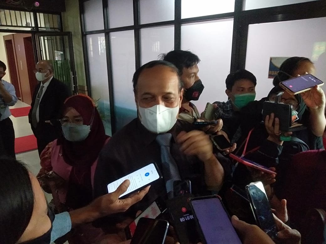 Rektor Universitas Sriwijaya (Unsri) Prof. H. Anis Saggaf saat diwawancarai usai Dies natalis ke-61 di Universitas Sriwijaya, Rabu (3/11/2021).