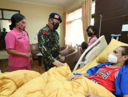 Kapolri Jenguk Anggota yang Tertembak saat Bertugas