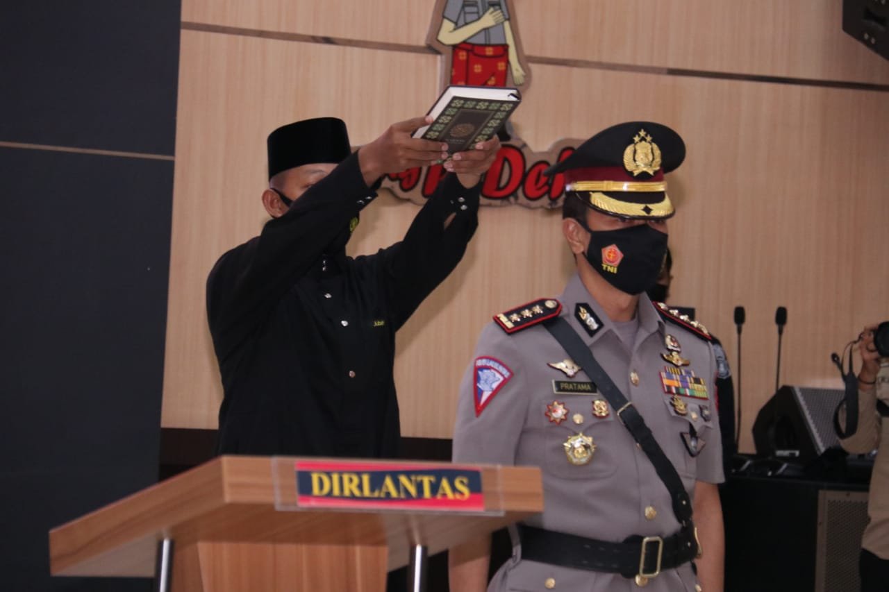 Kapolda Sumatera Selatan (Sumsel) Irjen Pol Drs Toni Harmanto,MH memimpin serah terima jabatan (Sertijab) Direktur Lalu lintas Polda Sumsel di Ruang Rekonfu Gedung Promoter Mapolda Sumsel Palembang Senin (15/11/2021).