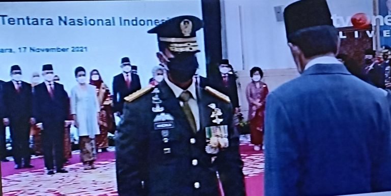 Presiden RI Joko Widodo saat melantik jenderal Andika Perkasa sebagai Panglima TNI, Rabu (17/11/2021)