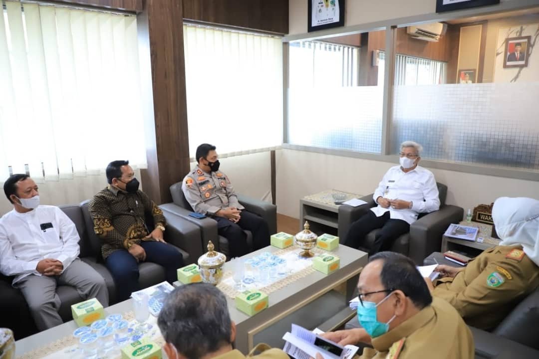 Wakil Gubernur Sumsel, Mawardi Yahya ketika melakukan pertemuan dengan pengurus IDSS di ruang tamu Wakil Gubernur, Selasa (2/11/2021). 