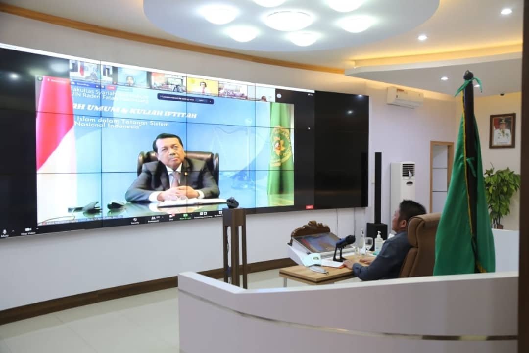Gubernur Sumsel, Herman Deru saat memberikan kuliah umum Fakultas Syari'ah dan Hukum Islam UIN Raden Fatah Palembang secara virtual di Command Center Kantor Gubernur, Rabu (03/11/21). 