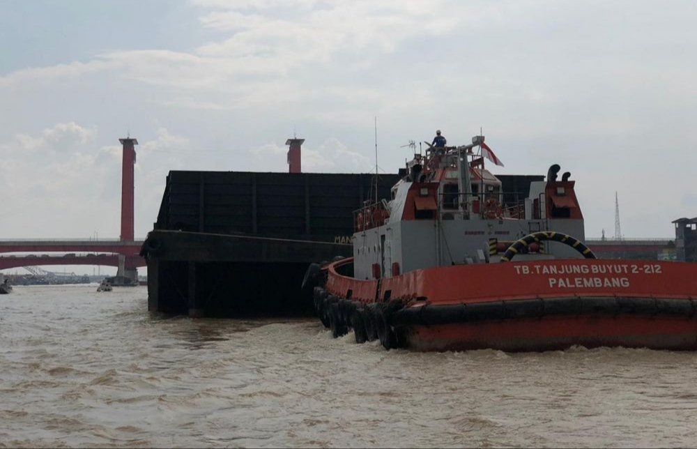 Kapal tongkang batu bara saat melintasi Sungai Musi Palembang