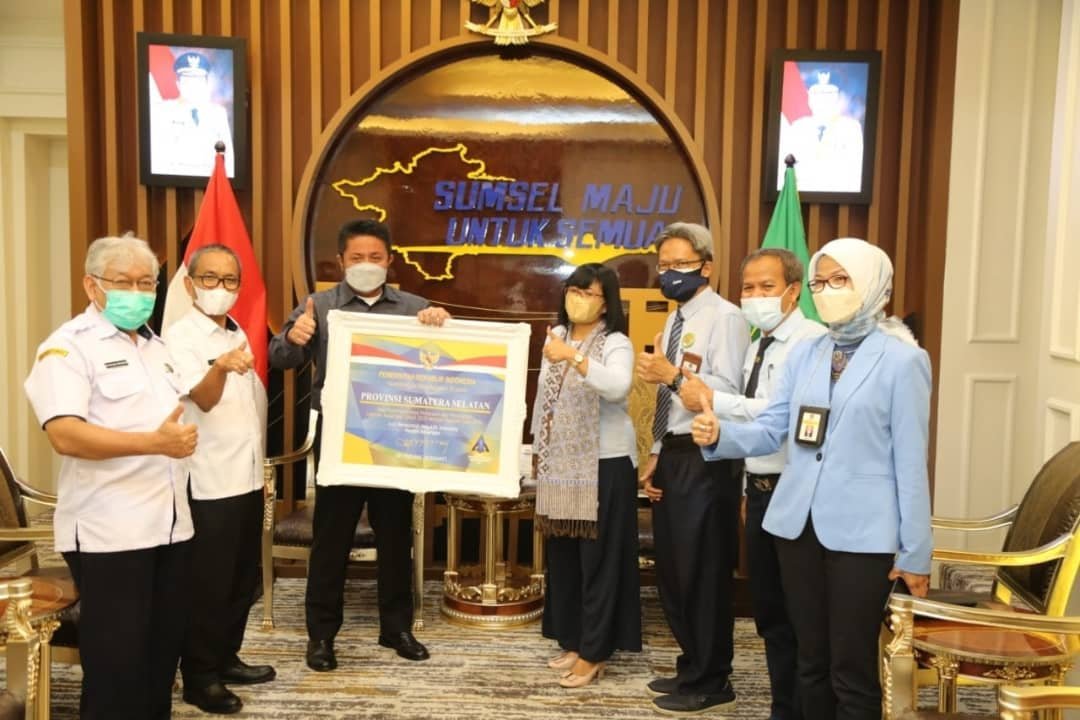 Gubernur Provinsi Sumatera Selatan (Sumsel), H Herman Deru menerima piagam dan plakat penghargaan Opini Wajar Tanpa Pengecualian (WTP) ke 7 dari Kementerian Keuangan (Kemenkeu) RI. 