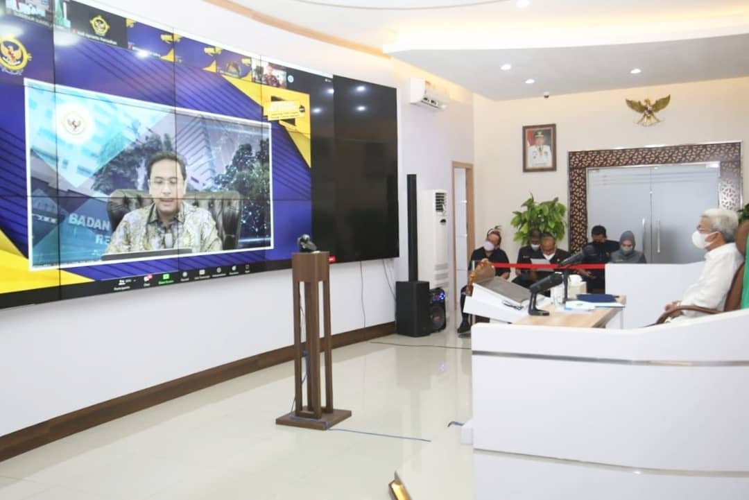 Wakil Gubernur Provinsi Sumatera Selatan (Sumsel), H Mawardi Yahya menghadiri workshop anti korupsi yang digelar Badan Pemeriksaan Keuangan (BPK) RI secara virtual di Command Center Kantor Gubernur, Kamis (4/11/21). 