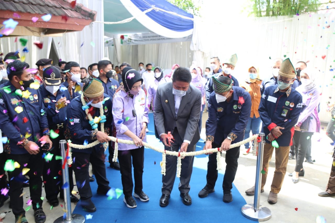 Gubernur Sumsel H. Herman Deru meresmikan UPTD Laboratorium Lingkungan DLHP Provinsi Sumsel, di halaman kantor DLHP, Sabtu (6/11)