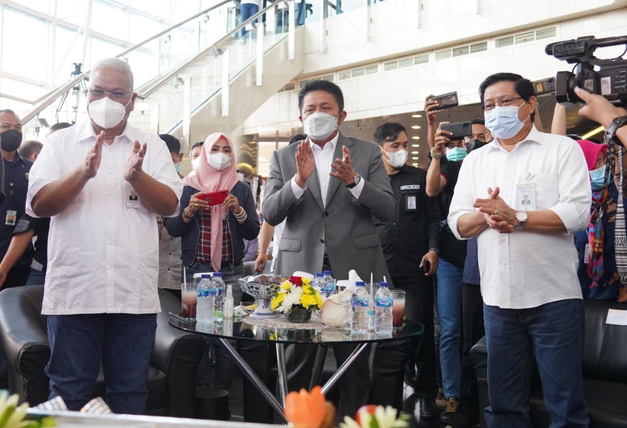 Gubernur Sumsel, Herman Deru saat Ramah Tamah Keluarga Besar Bank Sumsel Babel, di Lobby Lantai 1 Bank Sumsel Babel Kantor Pusat Jakabaring Sabtu (6/11) Siang.