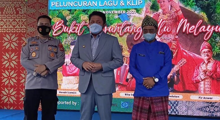 Gubernur Sumsel, HermanDeru saat acara peluncuran lagu dan klip Bukit Seguntang Ulu Melayu karya Fir Azwar, di Taman Bukit Seguntang, Selasa (9/11).