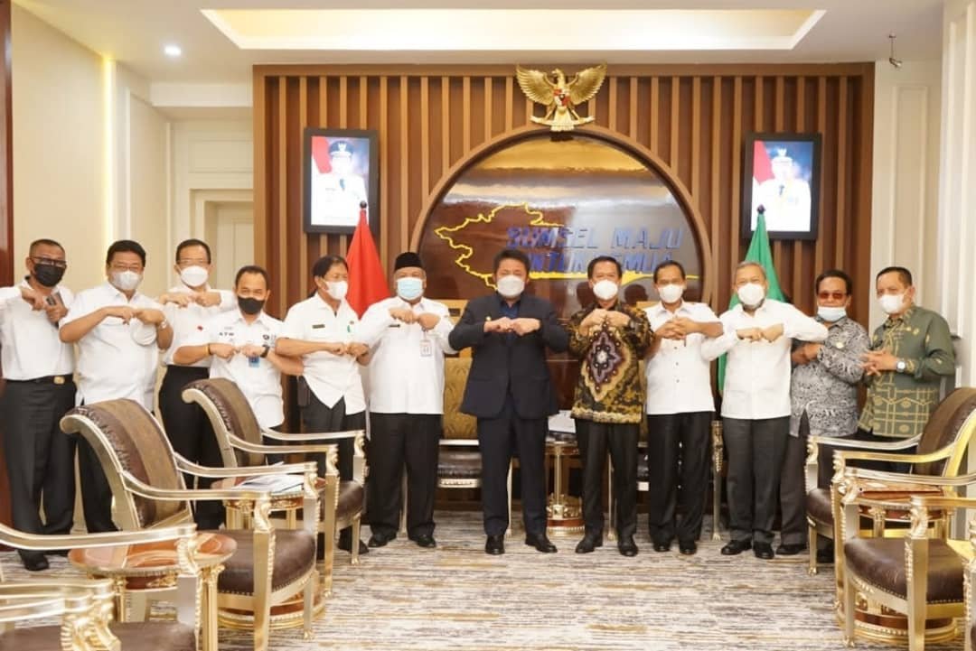 Gubernur Herman Deru saat menerima audiensi tiga Sekda OKU Raya masing-masing Sekda OKU Selatan H Romzi, Sekda OKU Timur Jumadi, Sekda OKU H Achmad Tarmizi bertempat diruang audiensi gubernur, Rabu (10/11) siang.