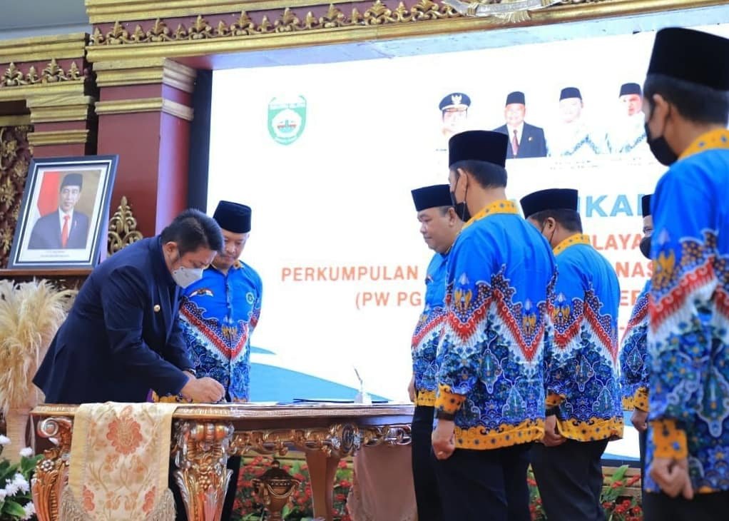 Gubernur Sumsel, Herman Deru saat pelantikan Pengurus Wilayah Perkumpulan Guru Madrasah Nasional (PW PGMNI) Provinsi Sumatera Selatan masa bakti 2021-2026