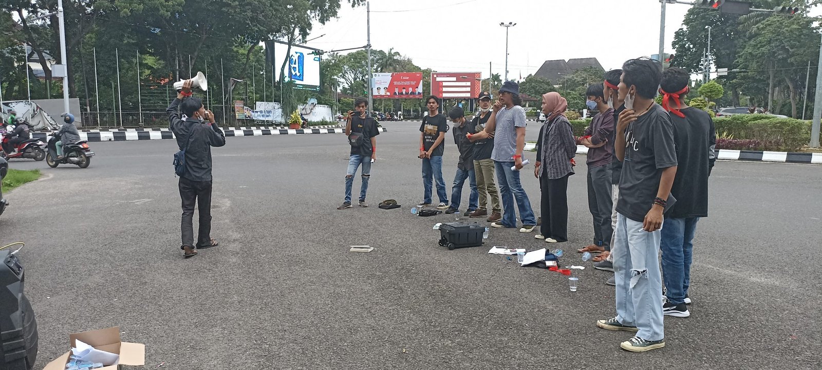 Puluhan massa dari Gerakan Resolusi Pemuda Sumatera Selatan (GRPS) menggelar aksi mimbar Demokrasi di simpang lima DPRD Sumsel, Kamis (11/11/2021).
