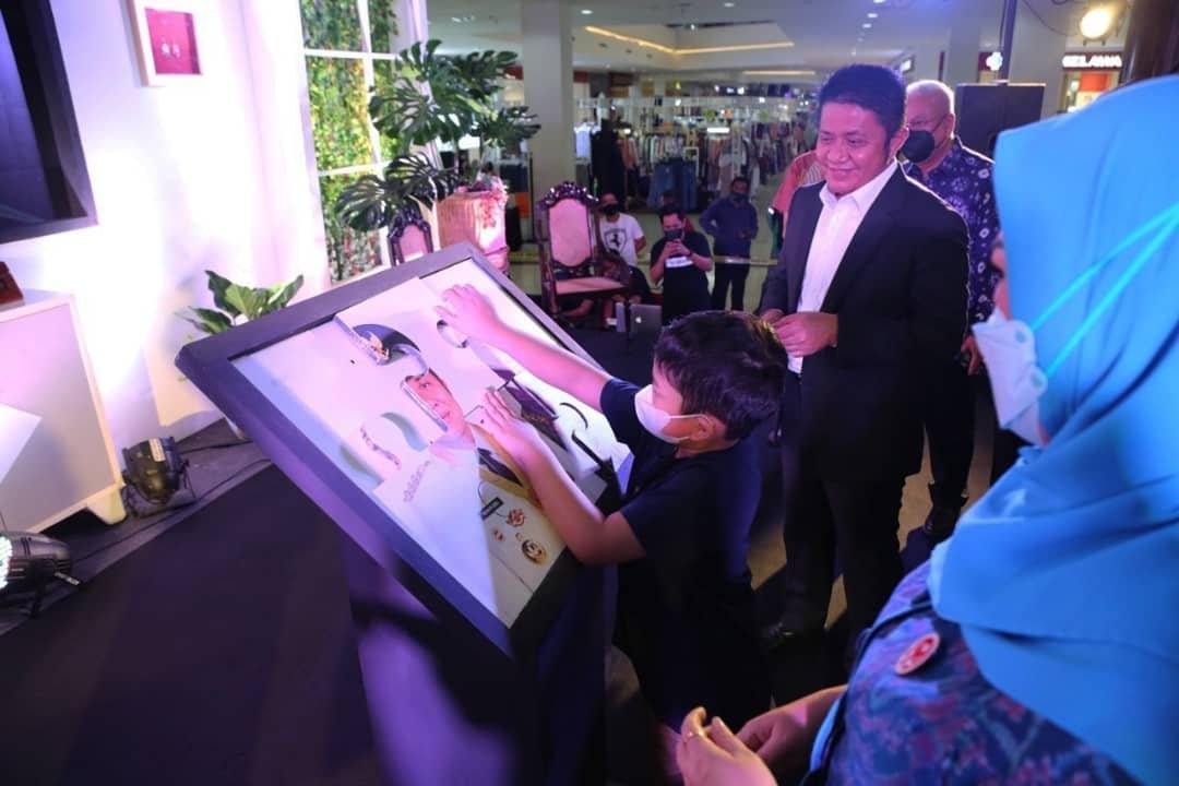 Herman Deru saat meninjau pameran Kriya Sriwijaya Home Decoration di Atrium Opi Mall Jakabaring, Jumat, (12/11/2021). 