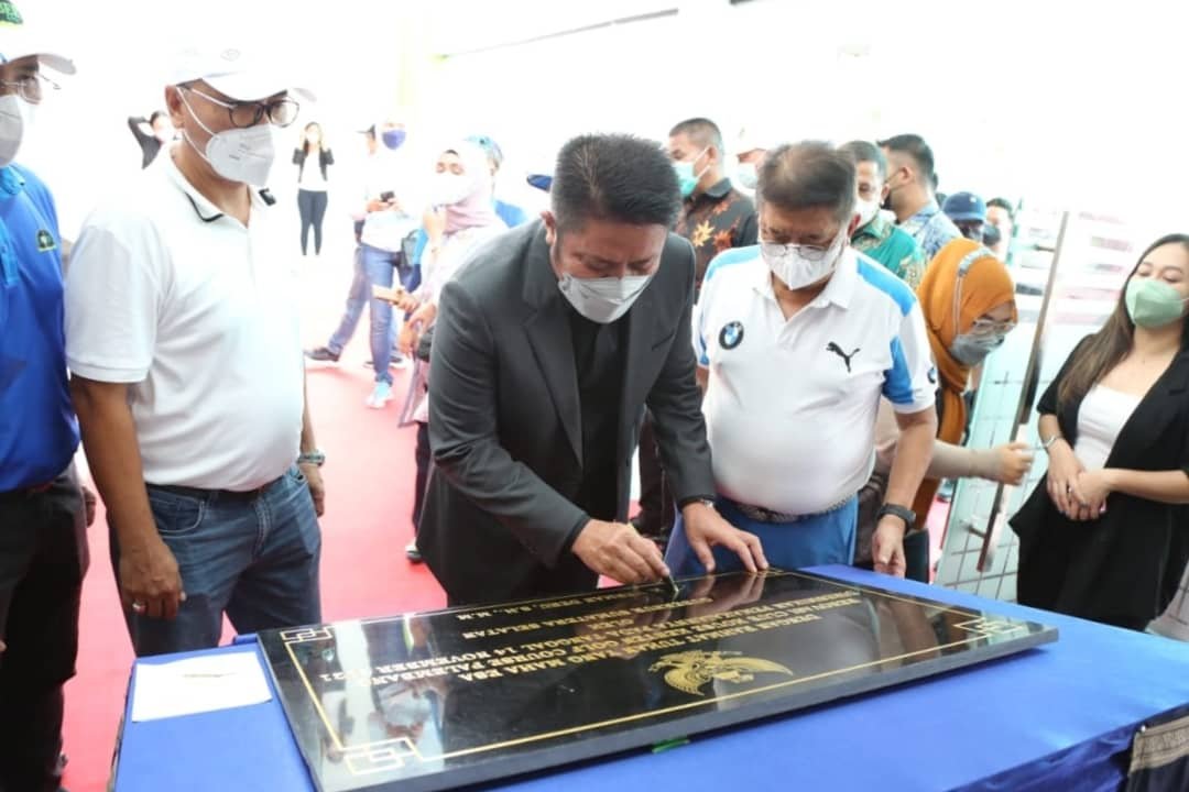 Gubernur Sumatera Selatan (Sumsel) H. Herman Deru didampingi Ketua Palembang Golf Club (PGC) H. Syahrial Oesman meresmikan gedung Golf Club House Palembang Golf Club (PGC) Kenten Golf Course Minggu (14/11/2021). 