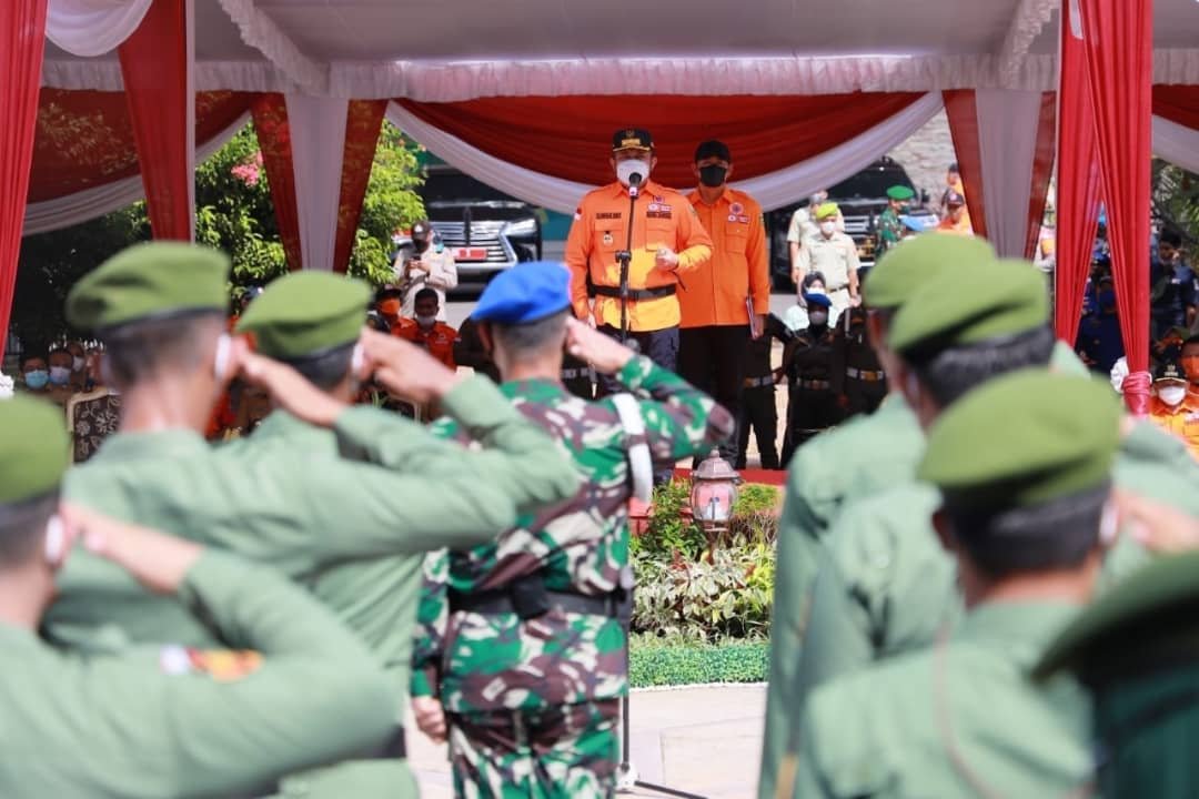 Herman Deru saat memimpin apel kesiapsiagaan bencana hidrometeorologi yang dipusatkan di Pelataran Venue Shooting Range Jakabaring Sport City (JSC) Palembang, Selasa (16/11).