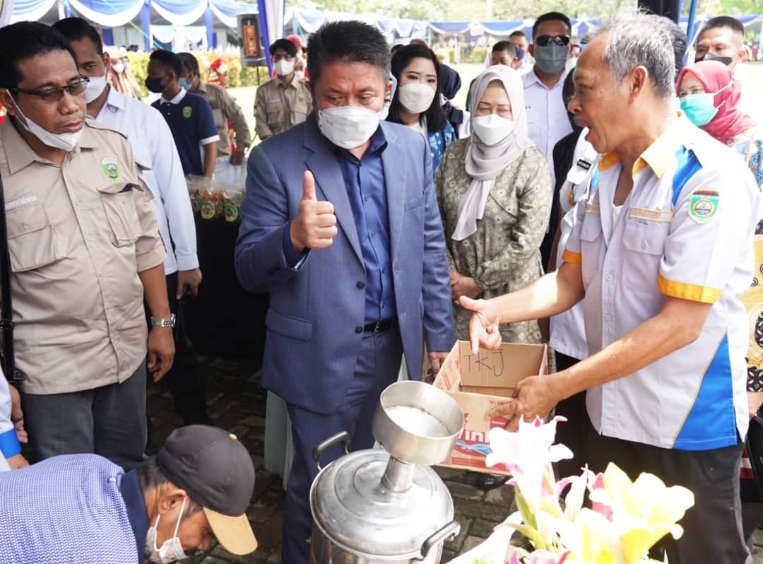 Herman Deru ketika membuka dan meninjau pameran kreatifitas dan Inovasi SMK se-Sumsel 2021 di Halaman Kantor DPRD Sumsel, Rabu (17/11).